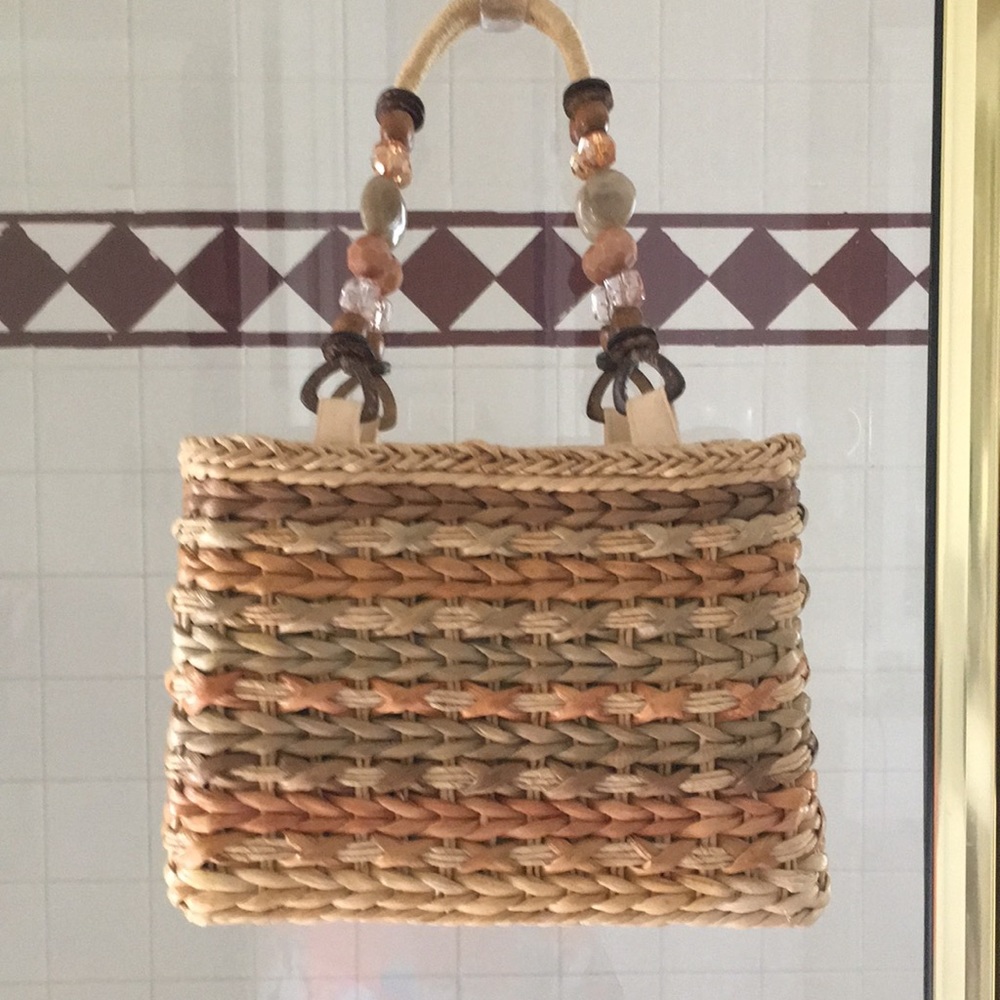 Women’s straw handbag with beaded double handles